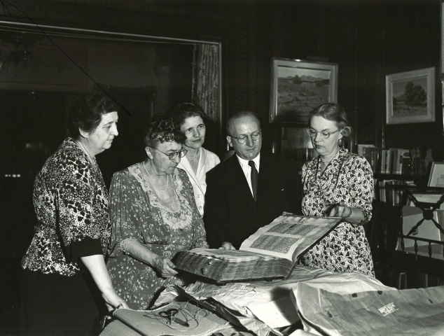 Fig. 5. Carrie Estelle Doheny (al centro) osserva il suo esemplare della Bibbia di Gutenberg.jpg
